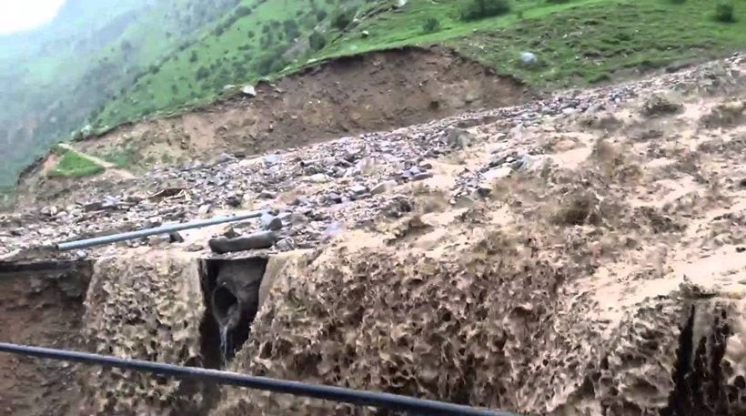 Συναγερμός στις ρωσικές αρχές – 300 τουρίστες έχουν εγκλωβιστεί μετά από κατολίσθηση (βίντεο)